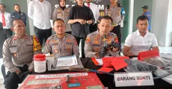 Kapolres Bogor AKBP Wikha Ardilestanto, memberikan keterangan terkait kasus tewasnya suporter sepak bola tarkam, di Jasinga, Bogor, Kamis 21 Agustus 2025. (Sumber: Poskota/Giffar Rivana)