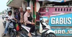 Sejumlah tukang ojek pengkolan di sekitar Jalan Kali Gabus, Tambun Utara, Kabupaten Bekasi, mengaku sepi penumpang sejak adanya proyek pelebaran jalan. (Sumber: POSKOTA | Foto: Nurpini Aulia Rapika)