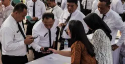 Sejumlah Pegawai Pemerintah dengan Perjanjian Kerja (PPPK) mengikuti Pelantikan dan Pengambilan Sumpah PPPK di Balai Kota DKI Jakarta, Kamis, 21 Agustus 2025. (Sumber: Poskota/Bilal Nugraha Ginanjar)