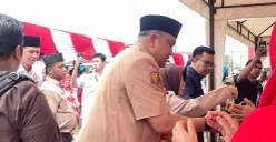 Bupati Bogor, Rudy Susmanto, meninjau pelayanan publik dalam rangkaian acara Hari Kemerdekaan ke-80 RI di Kecamatan Sukaraja pada Kamis, 21 Agustus 2025. (Sumber: Dok Pemkab Bogor)