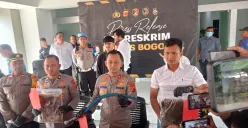 Kapolres Bogor AKBP Wikha Ardilestanto menunjukkan barang bukti celurit yang digunakan pelaku untuk menusuk korban hingga meninggal dunia, Kamis 21 Agustus 2025. (Sumber: Poskota/Giffar Rivana)
