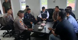 Deputy Gakkum KLHK Irjen Rizal Irawan bersama Kapolres Serang AKBP Condro Sasongko saat meminta keterangan manajemen PT GRS. (Sumber: POSKOTA | Foto: Rahmat Haryono)