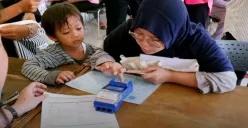Ilustrasi penyaluran bantuan KAJ. (Sumber: dinsos.jakarta.go.id)