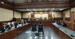 Terdakwa Muhammad Arif Nuryanta, mantan Wakil Ketua PN Jakarta Pusat, menjalani sidang perdana kasus dugaan suap vonis lepas perkara minyak goreng di Pengadilan Tipikor Jakarta Pusat. (Sumber: Poskota/Ramot Sormin)