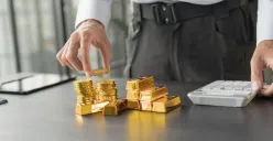 Emas batangan, instrumen investasi yang populer karena stabilitas nilainya di tengah ketidakpastian ekonomi. (Sumber: Pinterest)
