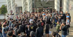 Massa yang jumlahnya sekitar ratusan dari Komunitas Pandeglang Gelap melakukan aksi demo di depan Kantor Bupati Pandeglang. (Sumber: POSKOTA | Foto: Samsul Fatoni)