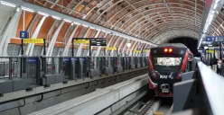 Suasana LRT Jabodebek sedang melintas di stasiun. (Sumber: Dok. LRT Jabodebek)