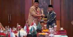 Bupati Bogor dan Wali Kota Depok menandatangani prasasti peresmian Pasar Rakyat Citayam, bentuk kolaborasi Pemkab dan Pemkot. (Sumber: Pemkab Bogor)