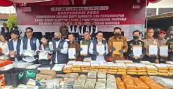 Kepala BNN Komjen Pol Marthinus Hukom bersama jajaran aparat penegak hukum menunjukkan barang bukti narkoba seberat 474 kilogram hasil pengungkapan jaringan internasional, saat konferensi pers di Jakarta. (Sumber: Poskota/Angga Pahlevi)
