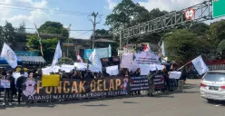 Puluhan warga yang tergabung dalam AMBS menggelar aksi penolakan penyegelan tempat usaha di kawasan Simpang Gadog, Kabupaten Bogor, Jumat, 22 Agustus 2025. (Sumber: Poskota/Giffar Rivana)