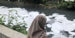 Temuan busa yang muncul di Kali Sunter ditindaklanjuti oleh DLH DKI Jakarta. (Sumber: DLH DKI Jakarta)