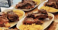 Iga Panggang Panglima yang juicy dengan pilihan saus khas. (Sumber: Tiktok)