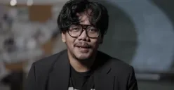 Ferry Irwandi saat mengumumkan finalis Beasiswa Revolusi, menegaskan pentingnya mahasiswa kritis dalam dunia pendidikan. (Sumber: Youtube/@FerryIrwandi)