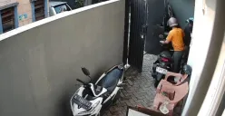 Aksi pencurian motor yang dilakukan sekelompok pelaku diduga bersenjata api di sebuah kos di kawasan Kebon Jeruk, Jakarta Barat. (Sumber: Dok. Istimewa)