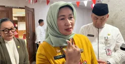 Kepala Dinas PPAPP Jakarta, Iin Mutmainahseusai diskusi pencegahan TPPO sampai eksploitasi anak di Kantor Wali Kota Jakarta Barat, Jumat, 22 Agustus 2025. (Sumber: Poskota/Pandi Ramedhan)