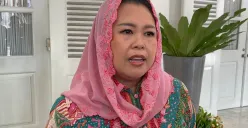 Putri Presiden ke-4 RI Gus Dur, Yenny Wahid saat diwawancarai awak media di Balai Kota Jakarta, Jakarta Pusat, Jumat, 22 Agustus 2025. (Sumber: Poskota/Muhammad Tegar Jihad)