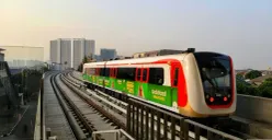 LRT Jakarta dengan KRL Commuter Line. (Sumber: Flickr)