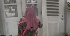 Hijab berlogo One Piece dikenakan Yenny Wahid saat berkunjung ke Balai Kota Jakarta, Jumat, 22 Agustus 2025. (Sumber: Poskota/Muhammad Tegar Jihad)