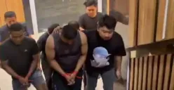Sejumlah pelaku yang terlibat penculikan seorang kepala cabang (Kacab) Bank Rakyat Indonesia (BRI) Cempaka Putih bernama Mohamad Ilham Pradipta digelandang ke Polda Metro Jaya, Jakarta Selatan. (Sumber: Polda Metro Jaya)