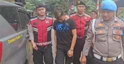 Polisi menggiring seorang remaja yang ditangkap karena menjual obat keras daftar G secara ilegal di kawasan Depok, Jawa Barat. (Sumber: Polsek Cimanggis)