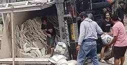 Truk bermuatan beras bansos di Cibungbulang, Bogor terguling karena tak kuat menanjak. (Sumber: Istimewa)