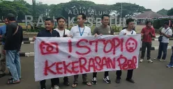 Puluhan wartawan berkumpul mengecam kekerasan terhadap awak media di Alun-Alun Rangkasbitung, Kabupaten Lebak, Jumat, 22 Agustus 2025. (Sumber: Poskota/Samsul Fatoni)