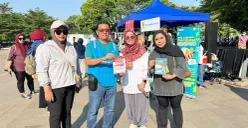 Manager PLN UP3 Cempaka Putih, Supriyadi, bersama masyarakat saat mensosialisasikan promo Diskon Tambah Daya Energi Kemerdekaan hingga 50 persen di kegiatan “Poundmates bersama PLN” di Velodrome, Jaktim. (Sumber: Dok. PLN UID Jakarta Raya)