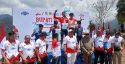 Bupati Bogor, Rudy Susmanto memberi penghargaan kepada juara nomor Road Bike event balap sepeda bertajuk Bupati Bogor Cup Tour Malasari Halimun Salak 2025, Sabtu 23 Agustus 2025. (Sumber: POSKOTA | Foto: Giffar Rivana)