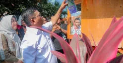 Gubernur Banten, Andra Soni, saat menghadiri peluncuran RBI Banten dan Festival Dolanan Anak di Kampung Pekijing, Kelurahan Kalang Anyar, Kecamatan Taktakan, Kota Serang. (Sumber: Dok Kominfo Pemprov Banten)