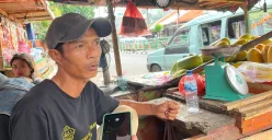 Angga, 45 tahun, pedagang buah sekaligus saksi kasus penjambretan ibu-ibu di depan Pasar Palmerah, Gelora, Tanah Abang, Jakarta Pusat, Sabtu, 23 Agustus 2025. (Sumber: Poskota/Pandi Ramedhan)