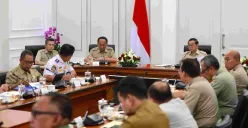 Gubernur DKI Jakarta, Pramono Anung memimpin rapat bersama sejumlah pejabat Pemprov Jakarta terkait penanganan macet di Jalan TB Simatupang. (Sumber: Dok Diskominfotik DKI Jakarta)