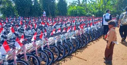 Bupati Bogor, bagi-bagi 442 seperti untuk anak-anak di Desa Malasari, Kecamatan Nanggung, Kabupaten Bogor. (Sumber: Poskota/Giffar Rivana)