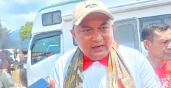 Potret Bupati Bogor, Rudy Susmanto yang meminta maaf kepada warga Desa Malasari, Kabupaten Bogor serta memprioritaskan pembangunan infrastruktur. (Sumber: Poskota/Giffar Rivana)
