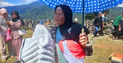 Sumiati, 62 tahun, warga Kampung Citalahab, Desa Malasari, Kecamatan Nanggung, Kabupaten Bogor, meminta akses kesehatan lebih dekat dengan warga. (Sumber: POSKOTA | Foto: Giffar Rivana)