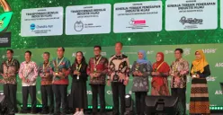 Menteri Perindustrian RI, Agus Gumiwang, memberikan penghargaan kepada perusahaan pada ajang Annual Indonesia Green Industry Summit (AIGIS) 2025. (Sumber: Istimewa)