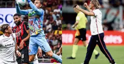Kiper Timnas Indonesia, Emil Audero tampil gemilang bawa Cremonese menang lawan AC Milan di Serie A. (Sumber: kolase Instagram)
