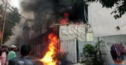 Sebuah ruko penyimpanan peralatan sembahyang di kawasan Grogol Petamburan, Jakarta Barat, terbakar pada Minggu, 24 Agustus 2025. (Sumber: Dok Gulkarmat Jakbar)