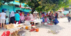 Pedagang Pasar Pejuang Pratama, Medan Satria, Kota Bekasi, terpaksa menggelar lapak darurat di depan kios mereka yang ludes dilalap api pada Sabtu, 23 Agustus 2025 malam. (Sumber: Poskota/Nurpini Aulia Rapika)
