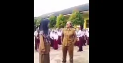 Viral video memperlihatkan guru perempuan berseragam ASN yang diduga melakukan intimidasi terhadap guru lain dan siswa saat upacara bendera di SDN 9 Kedondong, Kabupaten Pesawaran, Lampung. (Sumber: X/@B3doel___)