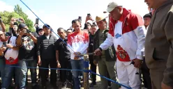 Bupati Bogor, Rudy Susmanto melepas dua burung langka di kawasan Taman Nasional Gunung Halimun Salak, Desa Malasari, Kecamatan Nanggung, Kabupaten Bogor. (Sumber: POSKOTA | Foto: Giffar Rivana)