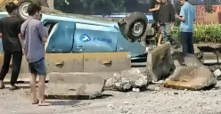 Taksi Blue Bird terbalik usai menabrak pembatas jalan di dekat GT Rawamangun, Jakarta Timur, Senin (25/8/2025) pagi. Beruntung tidak ada korban jiwa dalam insiden tersebut. (Sumber: Instagram/@jabodetabek24info)
