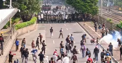 Bentrokan antara peserta aksi unjuk rasa dengan polisi di belakang Gedung DPR, Jalan Gelora hingga Jalan Tentara Pelajar, Senin, 25 Agustus 2025. (Sumber: Poskota/Ali Mansur)