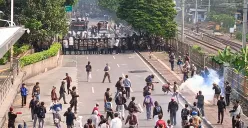 Momen bentrokan massa aksi dan polisi dalam depo di belakang Gedung DPR, Senin, 25 Agustus 2025. (Sumber: Poskota/Ali Mansur)