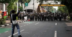 Massa aksi sedang berhadapan dengan aparat saat demo di belakang Gedung DPR RI, Senayan, Jakarta Pusat, Senin, 25 Agustus 2025. (Sumber: Poskota/Bilal Nugraha Ginanjar)