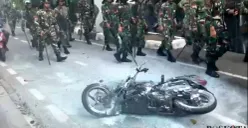 Sepeda motor yang diduga milik warga yang sedang berkunjung ke Gedung DPR dibakar oleh massa aksi di Jalan Gelora, Senayan, Jakarta Pusat, Senin, 25 Agustus 2025. (Sumber: POSKOTA | Foto: Ali Mansur)