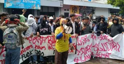 Ratusan alumni SMPN 13 Kota Bekasi melakukan aksi demonstrasi menuntut guru terduga pelaku pelecehan di sekolah dipecat, Senin, 25 Agustus 2025. (Sumber: Poskota/Nurpini Aulia Rapika)