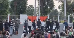 Water Cannon Sembur Demonstran dalam Aksi 25 Agustus di Depan DPR (Sumber: X/@_rmwp)