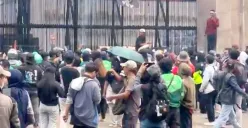 Potret aksi demonstrasi depan Gedung DPR RI pada 25 Agustus 2025. (Sumber: X/@@ZoelHelmiLubis1)