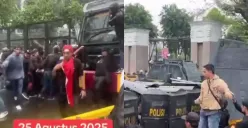 Aksi unjuk rasa di depan gedung DPR RI ricuh, aparat semprot demonstran dengan water cannon. (Sumber: X)