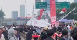 Ratusan demonstran berbaju sekolah terlibat dalam aksi demonstrasi di depan DPR RI, Jakarta, Senin, 25 Agustus 2025. (Sumber: Poskota/Ali Mansur)